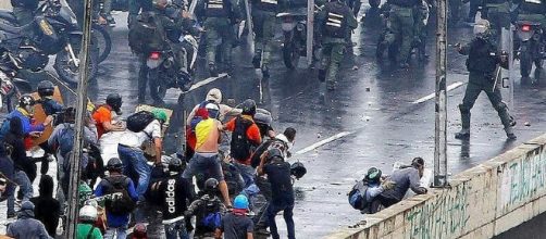 rioters and police face off on the streets of Venezuela - Jelcve - Flickr