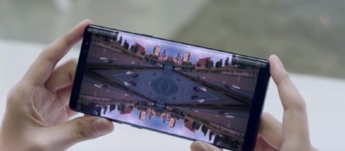 Samsung’s 2018 flagship smartphones will feature Snapdragon 845 and 6GB of RAM. [Image Credit: TechTalkTV/YouTube screencap]