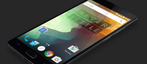 Un’immagine commerciale di OnePlus 2 con OxygenOS