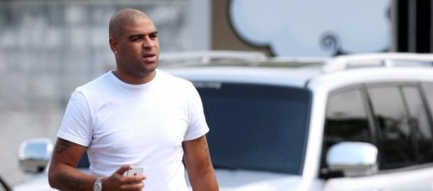 Adriano pode voltar ao futebol vestindo a camisa do São Bento Adriano pode voltar ao futebol vestindo a camisa do São Bento