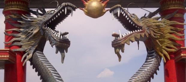 En 2003 científicos tailandeses no llegaron a ninguna conclusión acerca del origen de las bolas de fuego del Naga. En 2003 científicos tailandeses no llegaron a ninguna conclusión acerca del origen de las bolas de fuego del Naga.