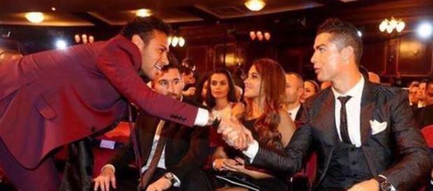 Neymar saluda a Cristiano Ronaldo Neymar saluda a Cristiano Ronaldo