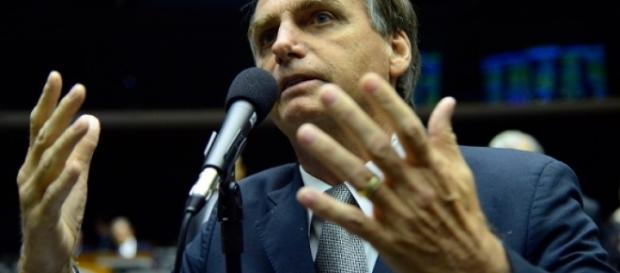 Pré-candidato e segundo colocado nas pesquisas de intenção de voto, Jair Bolsonaro é elogiado por Ciro Gomes Pré-candidato e segundo colocado nas pesquisas de intenção de voto, Jair Bolsonaro é elogiado por Ciro Gomes