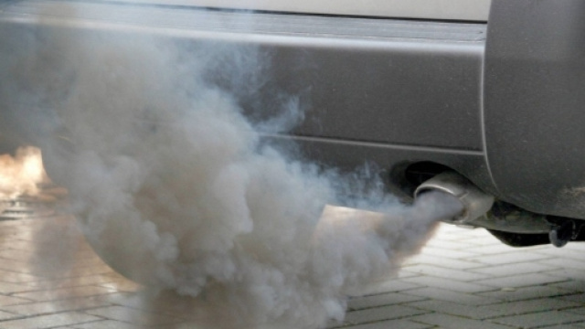 Lo smog rilasciato da un veicolo in strada con motore acceso
