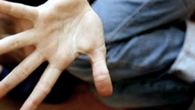 Un bambino mentre subisce abusi