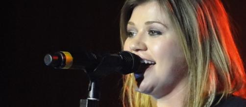 Kelly Clarkson clarifies previous statement about her suicidal thoughts. (Image Credit:Bryan Horowitz/Flickr)