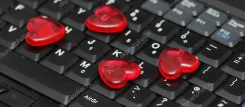 Forme di cuore rosso sulla tastiera l'amore su internet- — Foto ... - depositphotos.com