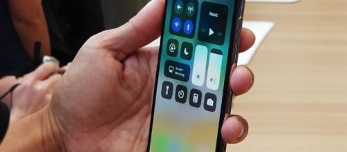 iPhone X: Apple ha deciso di abbassare la qualità del device?- engadget.com