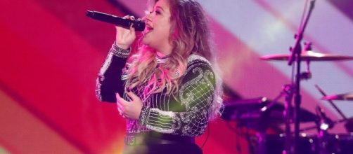 Kelly Clarkson performing onstage. [Image Credit: adrian mustredo/Flickr]