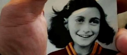 La figurina che ritrae Anna Frank con la maglia della Roma