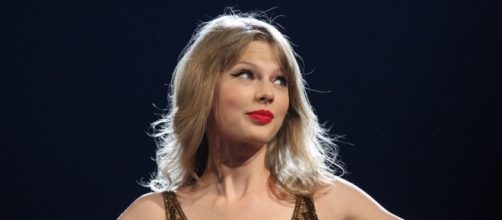 Taylor Swift performing at concert. [Image Credit: Eva Rinaldi/Flickr]