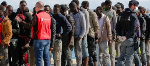Una foto che ritrae uomini di colore dopo uno sbarco nelle coste italiane