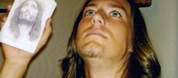 Esse homem gastou US$ 200 mil para ficar semelhante a Jesus Esse homem gastou US$ 200 mil para ficar semelhante a Jesus