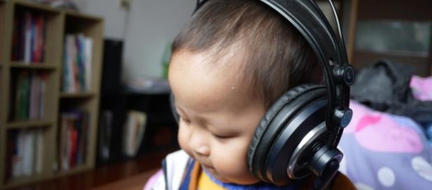 Give your kids a safe listening tool (Image via: shqpncb/pixabay) Give your kids a safe listening tool (Image via: shqpncb/pixabay)