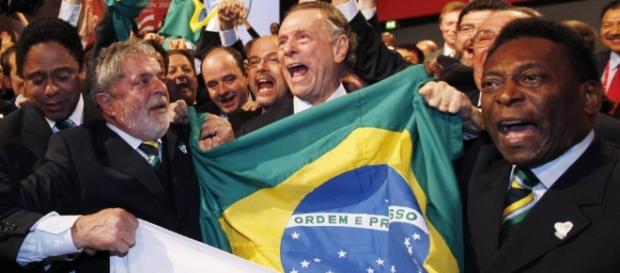 Lula e Pelé comemoram a escolha do Brasil (imagem do El País) Lula e Pelé comemoram a escolha do Brasil (imagem do El País)