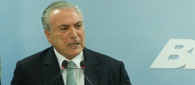 Presidente Temer passa mal e é levado para hospital Presidente Temer passa mal e é levado para hospital