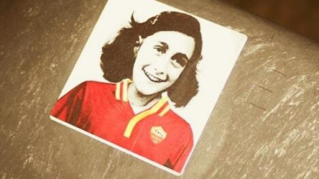 L'immagine di Anna Frank con addosso la maglia della Roma &egrave; stata diffusa in curva Sud durante la partita della Lazio contro il Cagliari