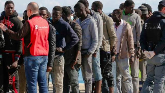 Una foto che ritrae uomini di colore dopo uno sbarco nelle coste italiane