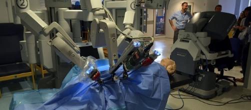 A new study suggests that human surgeons are still better compared to robots. [Image Credit: Cmglee, Wikimedia Commons]