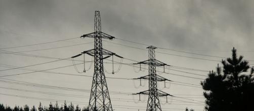 Electricity transmission lines; (Image credit: Paul Moss/Wikimedia Commons)