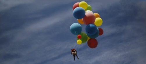 Daredevil takes to the South African skies with a lawn chair & helium balloons. [Image credit: The Adventurists/YouTube]