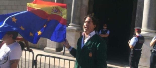 Álvaro de Marichalar con banderas Álvaro de Marichalar con banderas