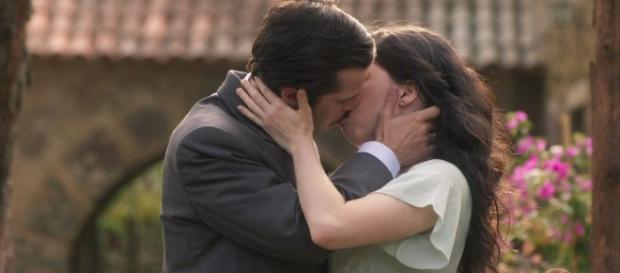 Em princípio, Lucinda se assusta com Inácio, mas depois retribui o seu beijo. ( Foto: Reprodução) Em princípio, Lucinda se assusta com Inácio, mas depois retribui o seu beijo. ( Foto: Reprodução)