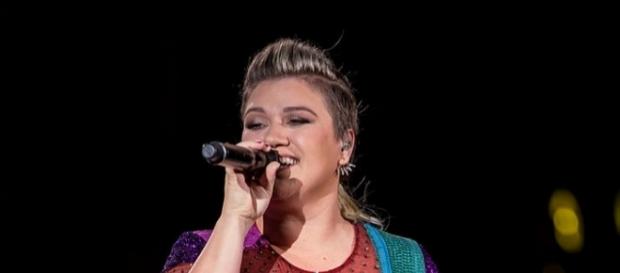 Kelly Clarkson didn't contemplate suicide because she was thin... (via Flickr - Ralph Arvesen) Kelly Clarkson didn't contemplate suicide because she was thin... (via Flickr - Ralph Arvesen)