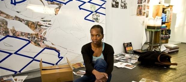 Njideka Akunyili Crosby all'opera con la sua tecnica del collage Njideka Akunyili Crosby all'opera con la sua tecnica del collage