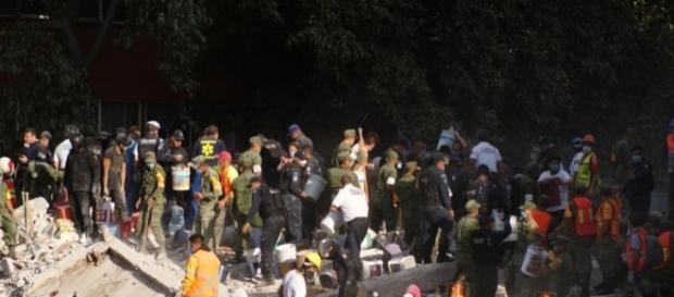 Rescatistas en el edificio colapsado de viaducto entre Amores y Monterrey. Rescatistas en el edificio colapsado de viaducto entre Amores y Monterrey.