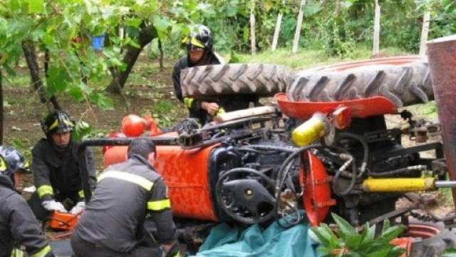 Calabria, muore schiacciato sotto un mezzo agricolo. (foto di repertorio)