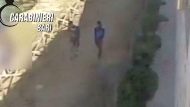 I due minorenni ripresi dalle telecamere, uno dei 2 lo scorso maggio ha spinto da una scogliera un anziano in mare uccidendolo.