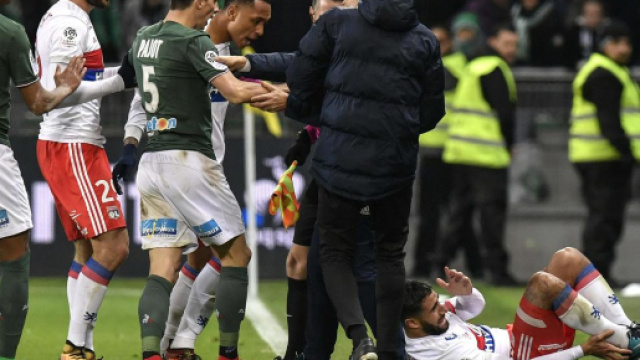 Les joueurs Lyonnais et St&eacute;phanois lors de la faute de L&eacute;o Lacroix sur Nabil Fekir