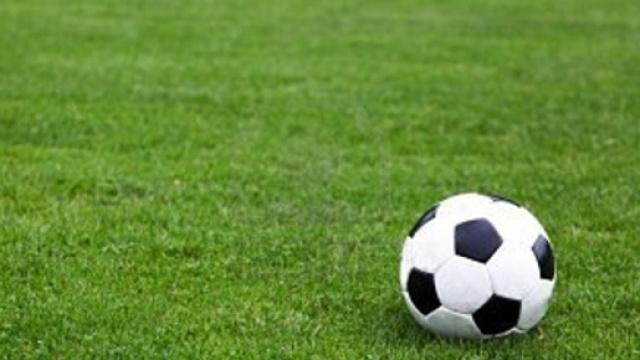 Un pallone da calcio in mezzo al campo