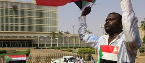 Un cittadino di Khartum trionfante dopo la definitiva revoca delle sanzioni economiche da parte degli USA