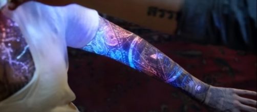 The action continues with Jane's bioluminescent tattoos in "Blindspot" season 3. [Image Credit:Warner Bros. TV/YouTube]