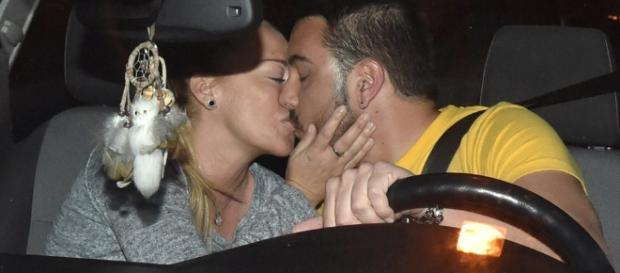 Belén Esteban y Miguel Martos se dan un beso en el coche. Belén Esteban y Miguel Martos se dan un beso en el coche.