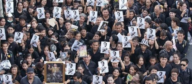 König Bhumibol: Thailand nimmt Abschied vom König | ZEIT ONLINE - zeit.de König Bhumibol: Thailand nimmt Abschied vom König | ZEIT ONLINE - zeit.de