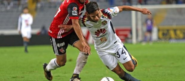 Lainez disputando un encuentro contra el Atlas de Guadalajara Lainez disputando un encuentro contra el Atlas de Guadalajara