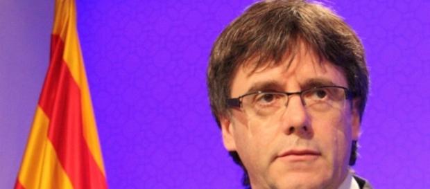 Puigdemont disse que o parlamento deu um passo à frente ao aprovar independência Puigdemont disse que o parlamento deu um passo à frente ao aprovar independência