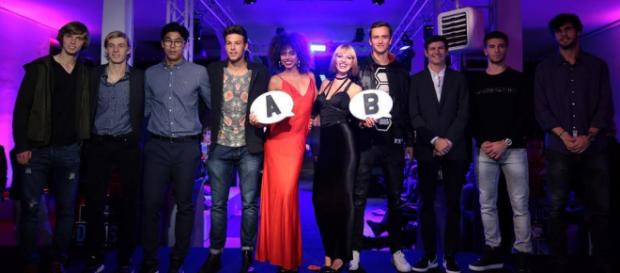 Tras el sorteo del NextGen ATP los 8 tenistas se fotografiaron con dos de las modelos Tras el sorteo del NextGen ATP los 8 tenistas se fotografiaron con dos de las modelos