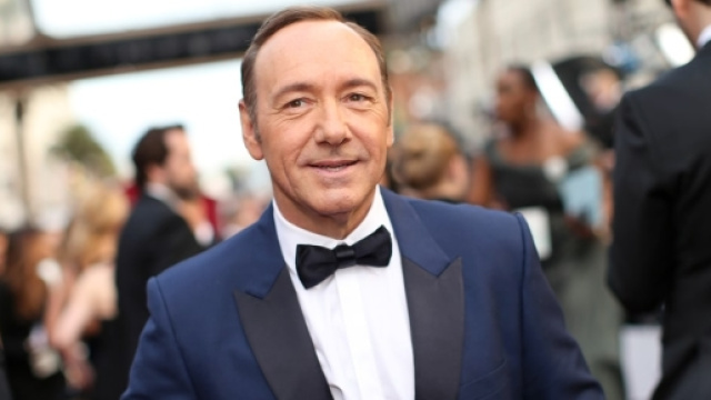 Kevin Spacey si è scusato dopo le accuse di molestie sessuali e ha dichiarato di essere gay.