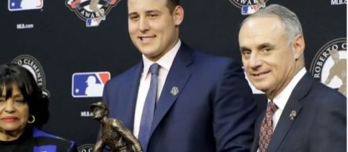 Anthony Rizzo receives Roberto Clemente Award. [Image via 24H SPORT / Youtube screencap]