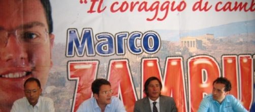 Marco Zambuto, al microfono, in una iniziativa elettorale (fonte elio di bella)