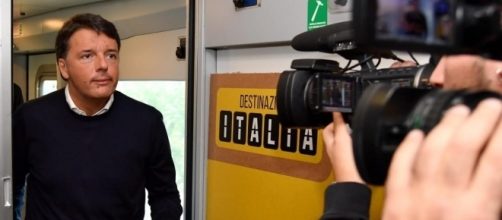Matteo Renzi e il suo treno Destinazione Italia, fischiati e contestati