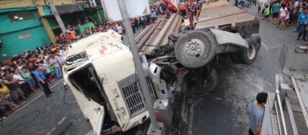 Caminhão causa acidente em rua movimentada Caminhão causa acidente em rua movimentada