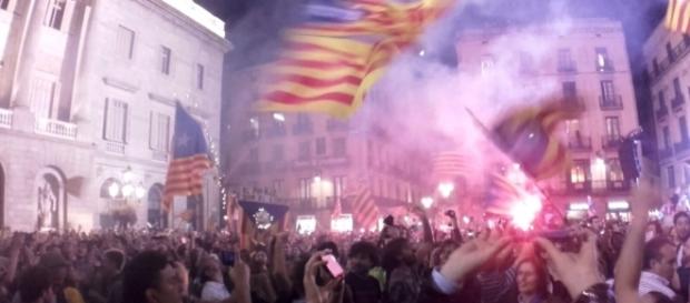 Catalans welcome the Republic in front of one of the Catalan Government headquarters Catalans welcome the Republic in front of one of the Catalan Government headquarters
