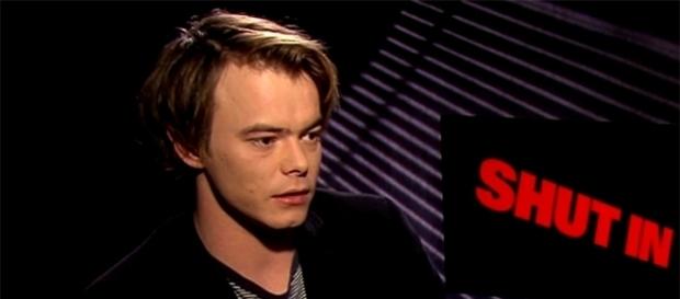 Charlie Heaton did not make it to the "Stranger Things 2" premiere party. (Image via Entertainment Tonight/YouTube screencap) Charlie Heaton did not make it to the "Stranger Things 2" premiere party. (Image via Entertainment Tonight/YouTube screencap)