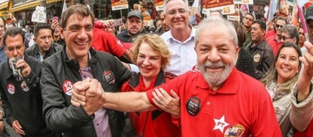 Foto do ex-presidente Lula com sua falecida esposa Marisa da Silva e seu filho Marcos Lula Foto do ex-presidente Lula com sua falecida esposa Marisa da Silva e seu filho Marcos Lula