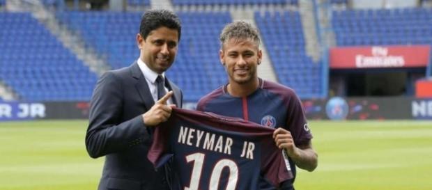 Neymar bei der Vorstellung mit Paris-Präsident Nasser Al-Khelaifi (Quelle: tz.de) Neymar bei der Vorstellung mit Paris-Präsident Nasser Al-Khelaifi (Quelle: tz.de)